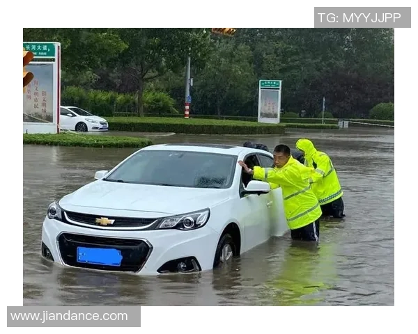独家画面:外援雨中苦练,拼搏精神感人 独家画面:外援雨中苦练,拼搏精神感人
