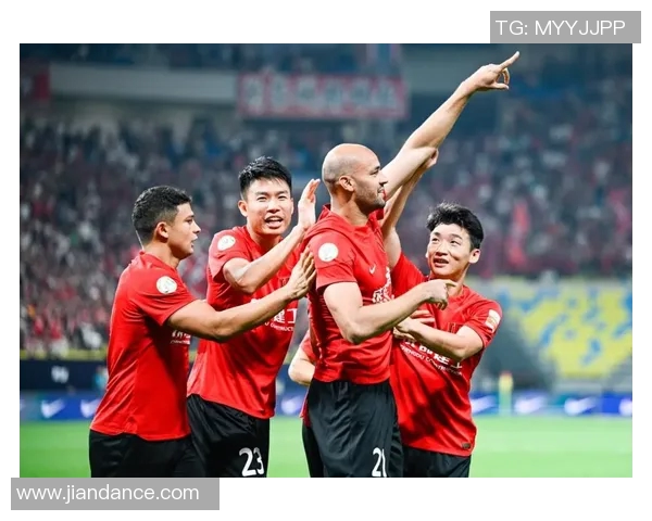 中超焦点大战上海海港力克广州恒大 双方上演精彩攻防大战 中超焦点大战上海海港力克广州恒大 双方上演精彩攻防大战