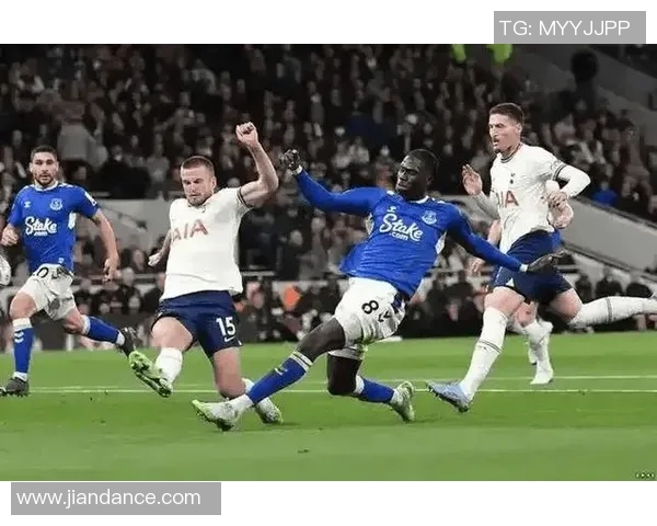 英超赛场小动作频发引发热议 球员隐形犯规成为争议焦点